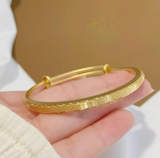 Chic and Sophisticated 18K Gold Bangle