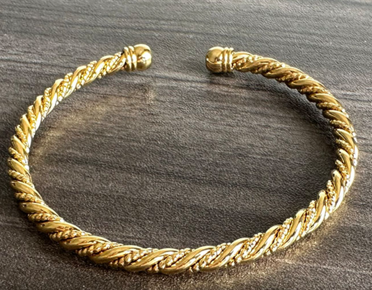 Twisting Love 18k Gold Bangle