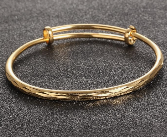 Classic Diamond cut 18k Gold Bangle