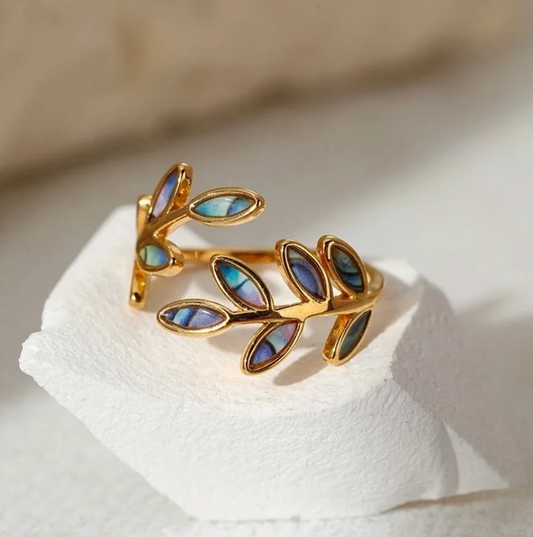 Luxurious 18K Gold Open Leaf Ring
