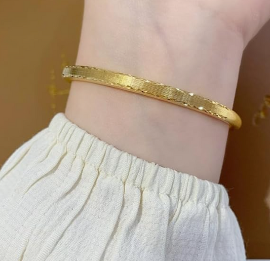 Chic and Sophisticated 18K Gold Bangle