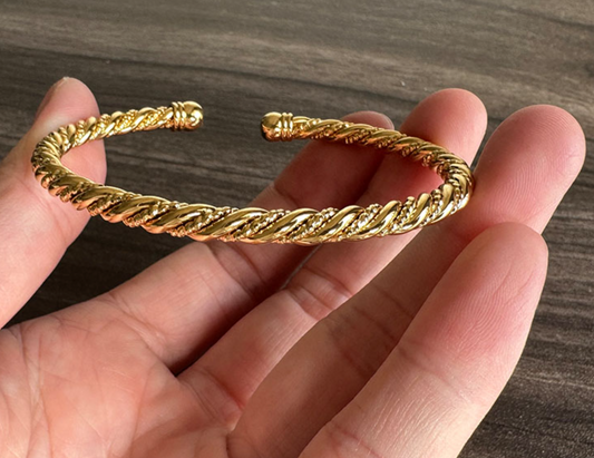 Twisting Love 18k Gold Bangle