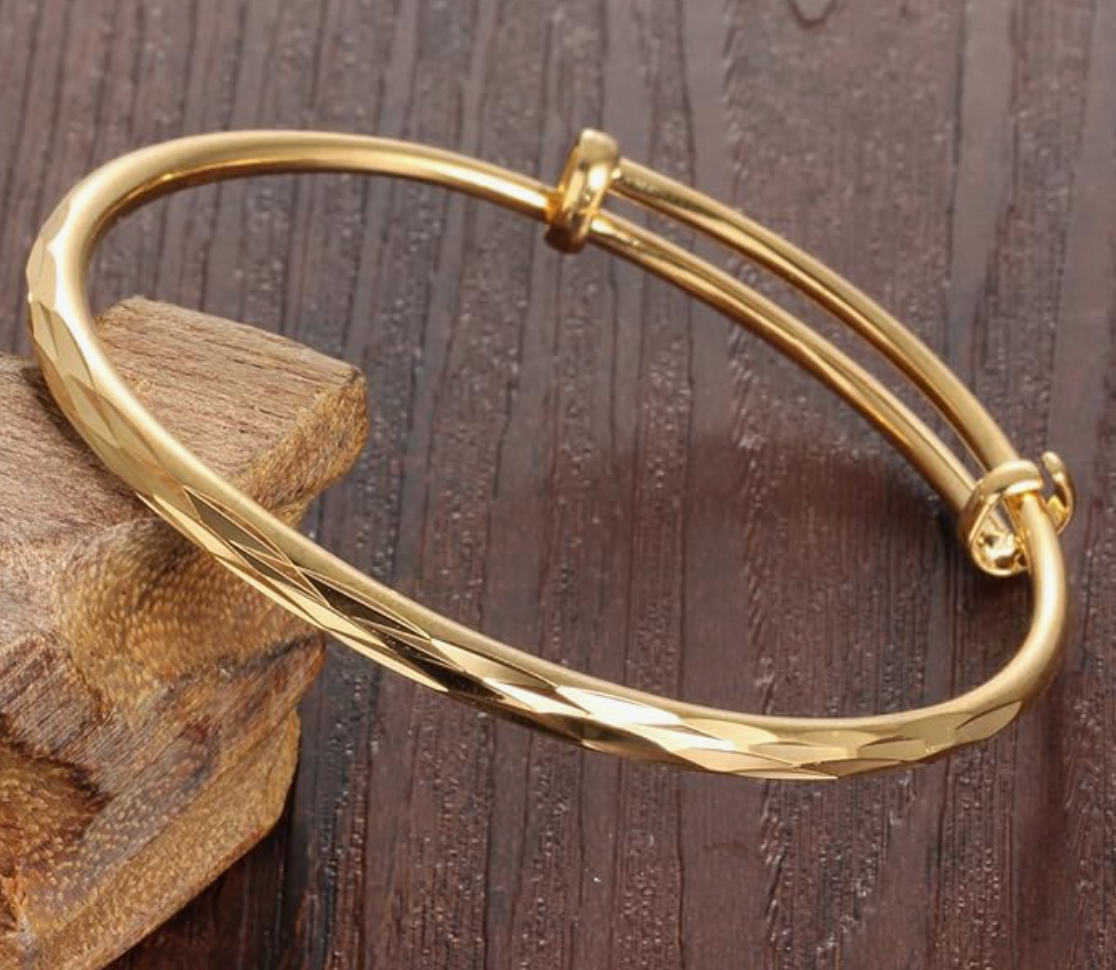 Classic Diamond cut 18k Gold Bangle