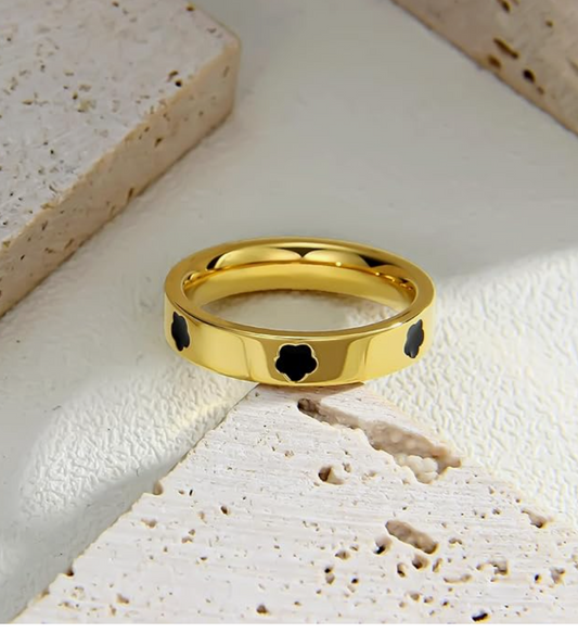 Stunning Lucky Clover 18K Gold Ring